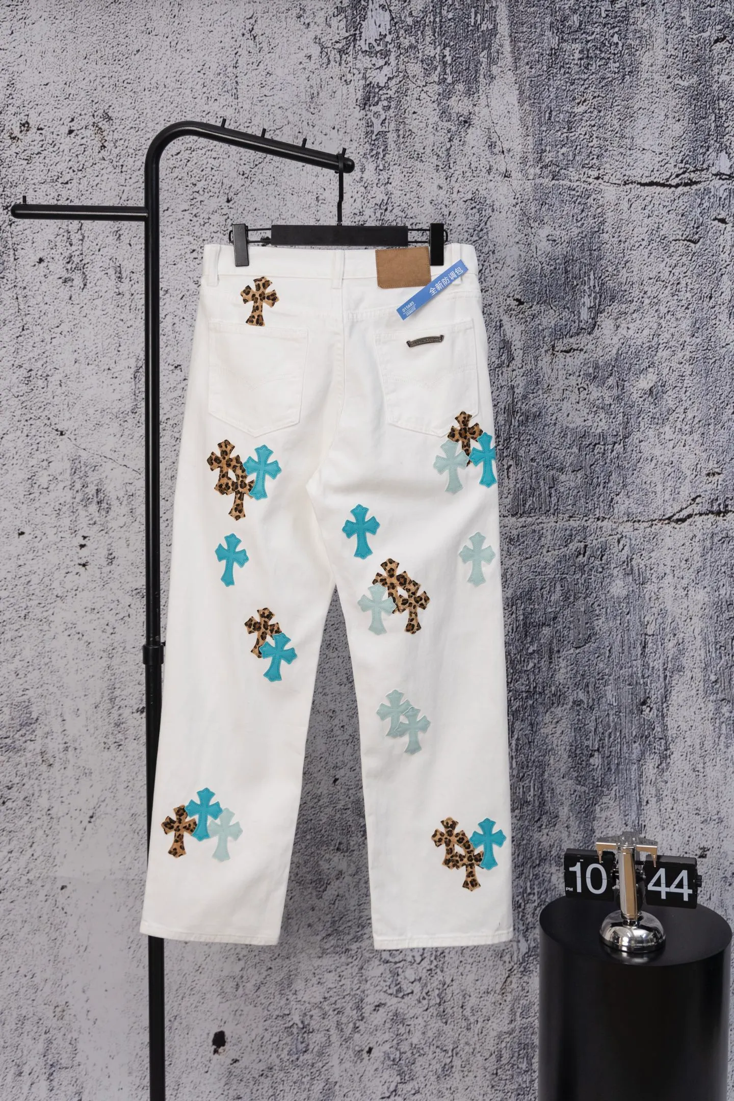 P240 CH Chromehearts limited edition leopard print double blue cross leather white jeans, priced at 34W level, patchwork cross pattern embellishment, washed jeans! ! An absolutely high-end luxury product, a 1.9W-level god-level single product, a super popular product, made by top heavy industry, a magic weapon that cannot be missed! [About Zangyin] This is an extremely luxurious fashion brand that can also be called the aristocracy of the high street. It has always been an exclusive brand for some hipsters or rich second generations. Compared with ordinary high streets, it is more luxurious and noble. Compared with luxury brands, it is more fashionable and individual. It has always been a brand that I have a special liking for. [Top heavy industry fashion design] Consistently high-street luxury style. Speaking of this style, the Zangyin family and GU family are definitely the leading representative brands. Especially the Zangyin family has really achieved a state-of-the-art effect in creating high-street style. The unique washed material is used to create this style. The color system is already quite eye-catching. After it is decorated with patchwork cross flowers, it cleverly highlights the charm of the brand. Secondly, this style uses classic The high-waist cutting design highlights the long legs and fashionable temperament of the upper body. The brand is highly recognizable and the slim fit configuration is more suitable for daily wear. It is a product that interprets personality, fashion, and specifications at a glance. This single product is enough to make any fan excited. It can be a white T-shirt for a youthful college style, or a tight suspender for a royal style. It has strong matching ability and can be easily controlled by men.  [Materials and craftsmanship] Needless to say, this point goes without saying. As an excellent craftsman brand, Zangyin’s requirements for details and craftsmanship are really perfect. The washed color of this model has gone through so many processes, not to mention the embellishment of denim appliques. It is also purely hand-made and sewn. Just like what they believe in, only hand-made things have soul and have the meaning of wear. A top-notch heavy-duty fashionable denim item, I look forward to your perfect interpretation! !  Color: white Size: 28-36